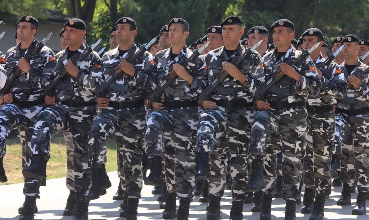 жално ма Македонските војници со старите југословенски пушки,.. така ли е спремна АРМ за во НАТО
